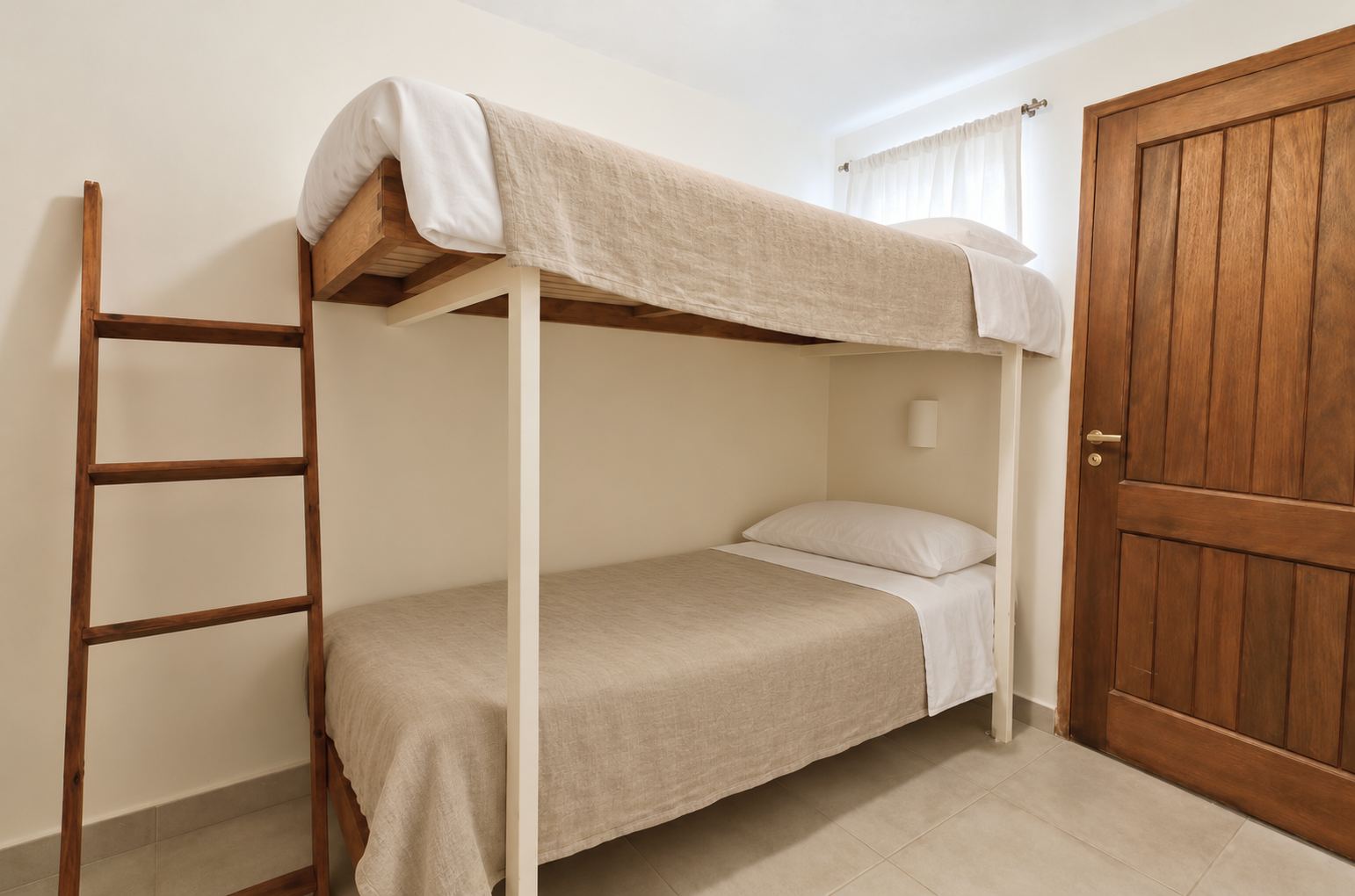 Segundo dormitorio con cuchetas de madera en un bungalow de Monserrat, en Pinamar